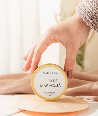 Vela Perfumada Flor de Maracujá Candle & Co. 90g - Imagem 2