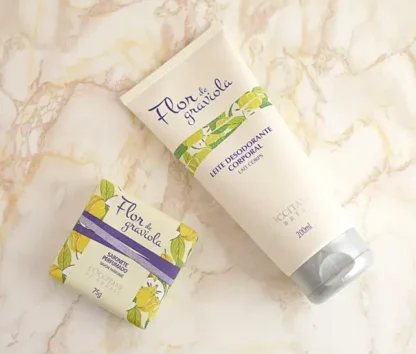 Kit sabonete perfumado 75g + esfoliante corporal 200ml flor de graviola L'Occitane Au Brésil